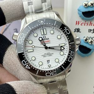 Alternative view of OR Factory is set to launch a new chapter in re-creating legendary timepieces. This cutting-edge Omega Seamaster 300M series watch is crafted from imported 316L stainless steel, featuring a bezel made of Korean high-density ceramic adorned with white enamel diving scales.The dial, also crafted from polished ceramic, features laser-engraved wave patterns. The 42mm case boasts a finely brushed finish. ⚠️ The steel bracelet undergoes meticulous hand-polishing, grain by grain. As the first on the market to achieve authenticity, it features chamfered edges on the back, enabling interchangeability with genuine bracelets. The fluoro-rubber strap offers a smooth, substantial feel, and the lugs are compatible with both steel and rubber straps.⚠️ The sapphire crystal is produced using the Verneuil process (also known as flame fusion). With a Mohs hardness rating of 9, it ensures exceptional clarity at all times. ⚠️ Powered by an exclusively developed and customized replica 8800 integrated movement, tested for months to ensure stable quality.      Forged through adversity, crafted with dedication—dedicated to watch enthusiasts.          OR